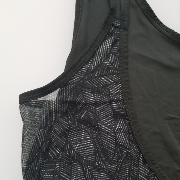 Lululemon tank top and bra - Picture 6 of 8